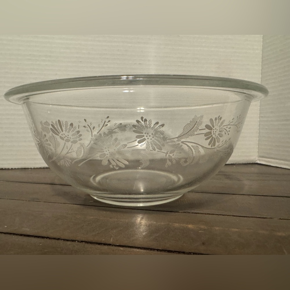 Vintage Pyrex Colonial Mist White Daisy Bowl